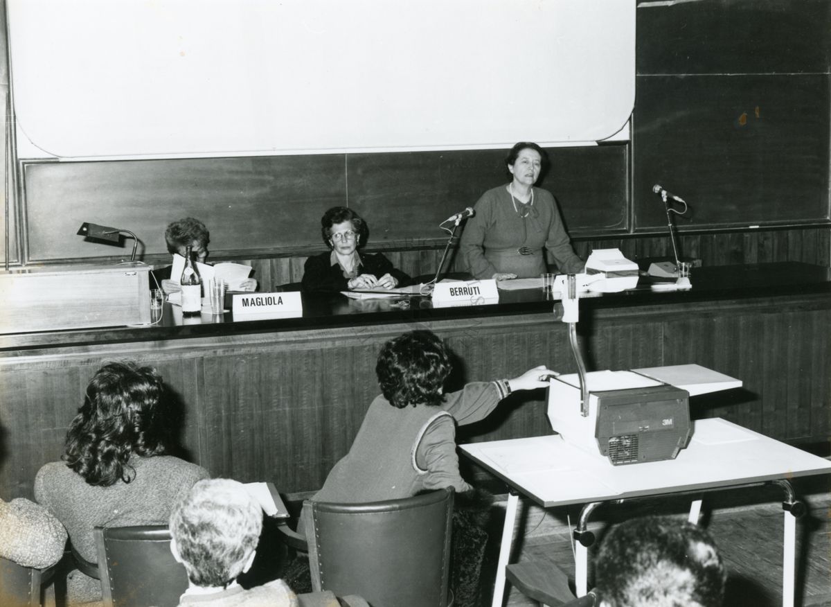 Nella sessione "Tecnologia dell'Informazione", al microfono la Dott.ssa V. Carosella (a destra, in piedi). A sinistra la Dott.ssa M. Magliola, al centro la Dott.ssa M. T. Berruti