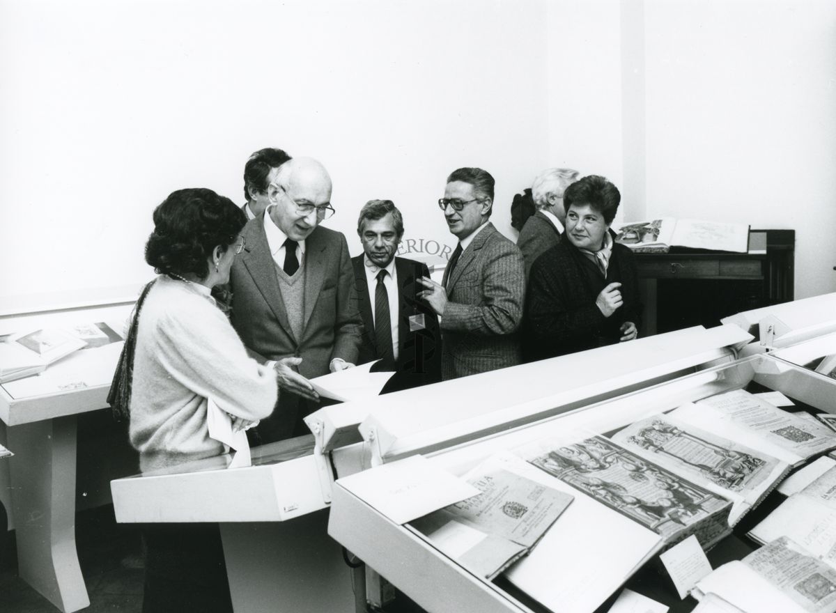Personalità in visita alla mostra di pubblicazioni antiche di pregio dell'Istituto Superiore di Sanità. Prima a sinistra (di spalle), la Dott.ssa M. T. Berruti