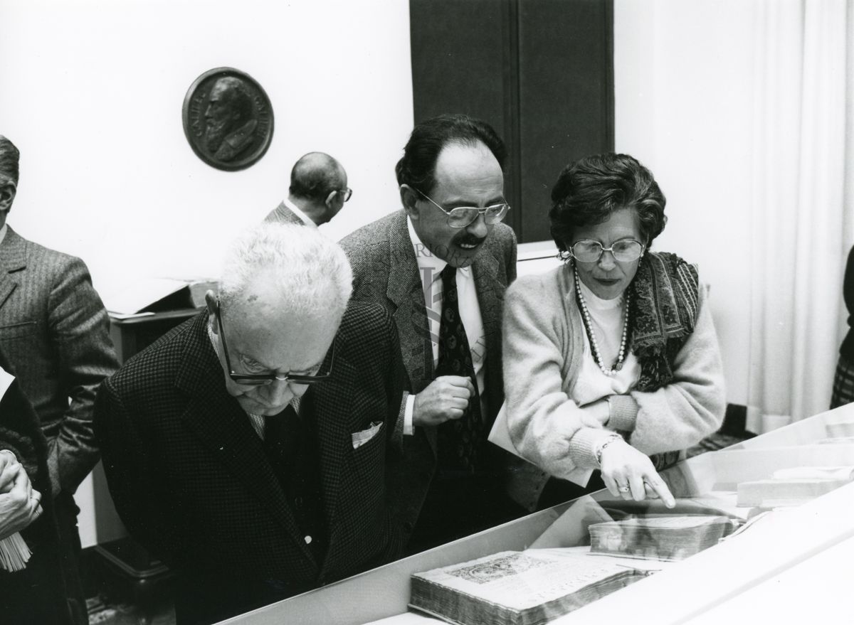 La Dott.ssa M. T. Berruti mostra al Dott. R. Fritz uno dei libri antichi della collezione della Biblioteca dell'Istituto Superiore di Sanità
