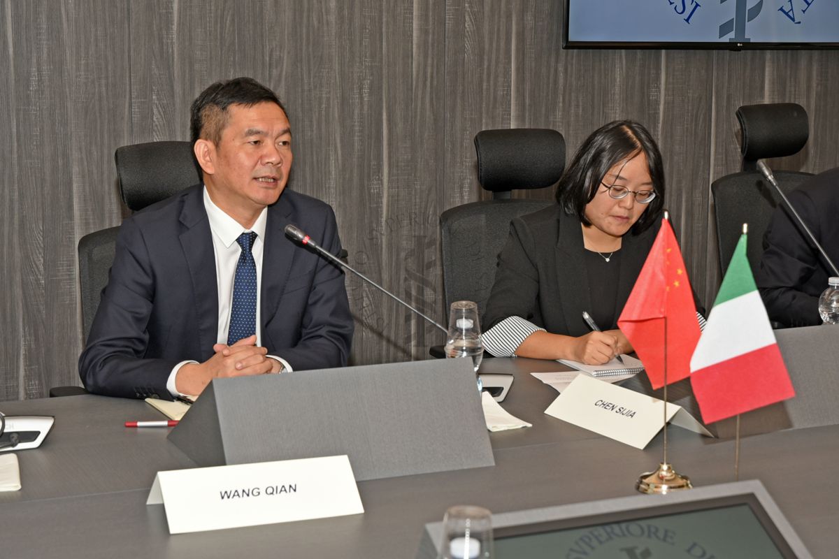 Delegazione cinese della Municipalità di Chengdu incontra, nella Sala Crisi ISS, i rappresentanti dell'Istituto Superiore di Sanità. Nella foto sono presenti da sinistra verso destra: Wang Quian e Chen Sijia,