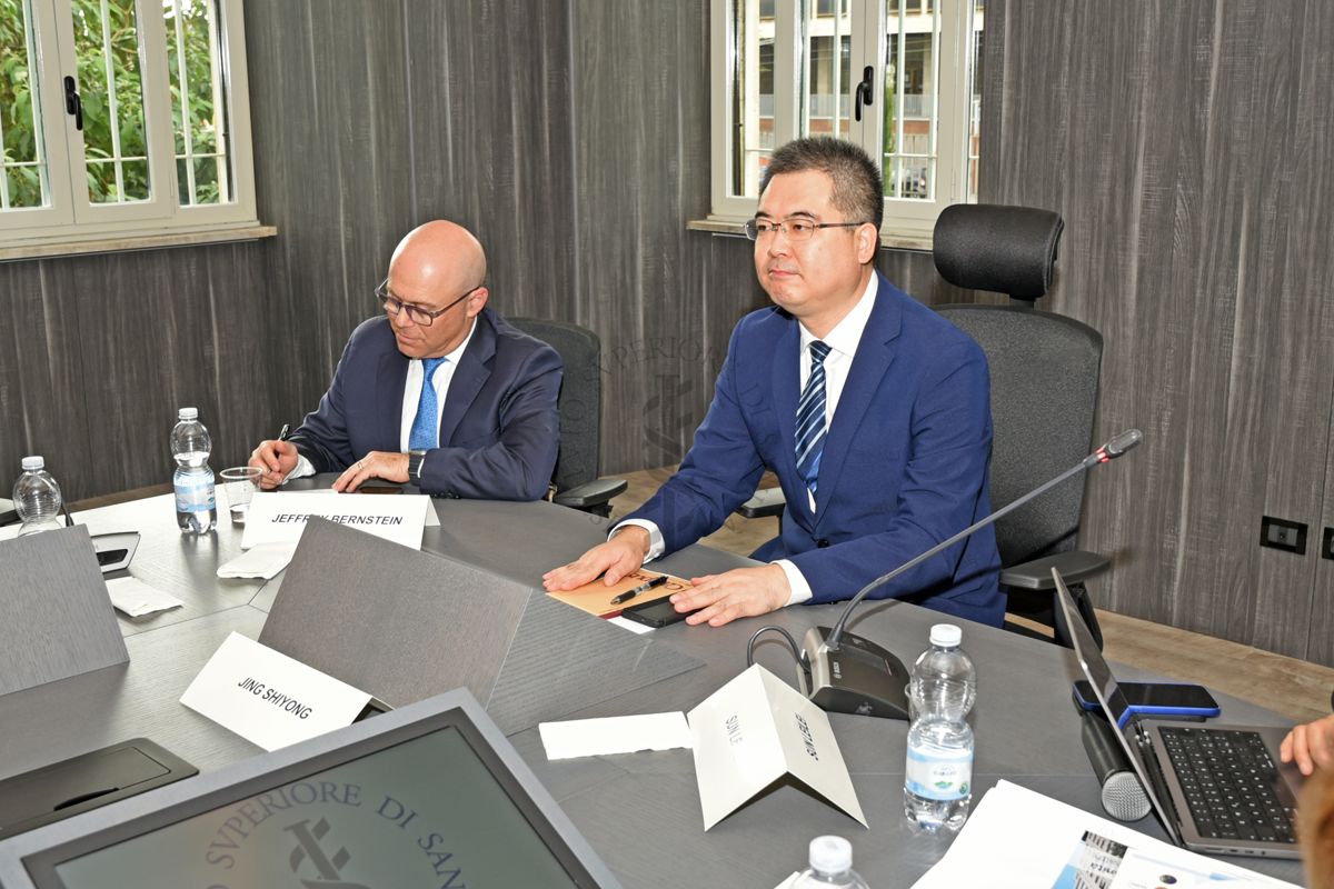 Delegazione cinese della Municipalità di Chengdu incontra, nella Sala Crisi ISS, i rappresentanti dell'Istituto Superiore di Sanità. Nella foto sono presenti da sinistra verso destra: Jeffrey Bernstein e Jing Shiyong