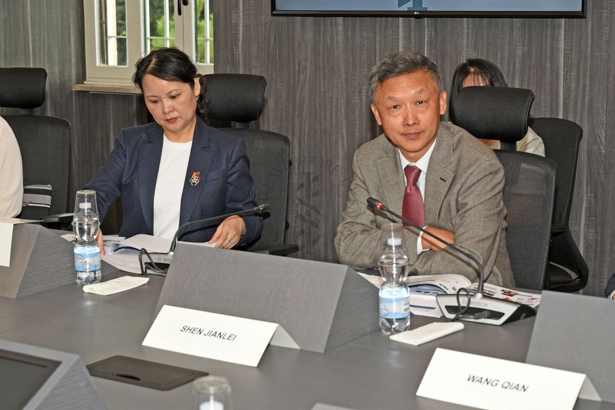 Delegazione cinese della Municipalità di Chengdu incontra, nella Sala Crisi ISS, i rappresentanti dell'Istituto Superiore di Sanità. Nella foto sono presenti da sinistra verso destra: Chen Zejun e Shen Janlei