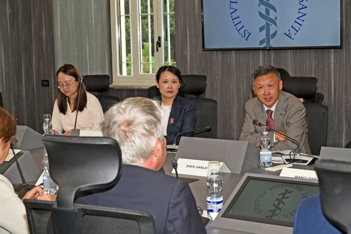 Delegazione cinese della Municipalità di Chengdu incontra, nella Sala Crisi ISS, i rappresentanti dell'Istituto Superiore di Sanità. Nella foto sono presenti da sinistra verso destra: Hao Xiaotong, Chen Zejun e Shen Janlei