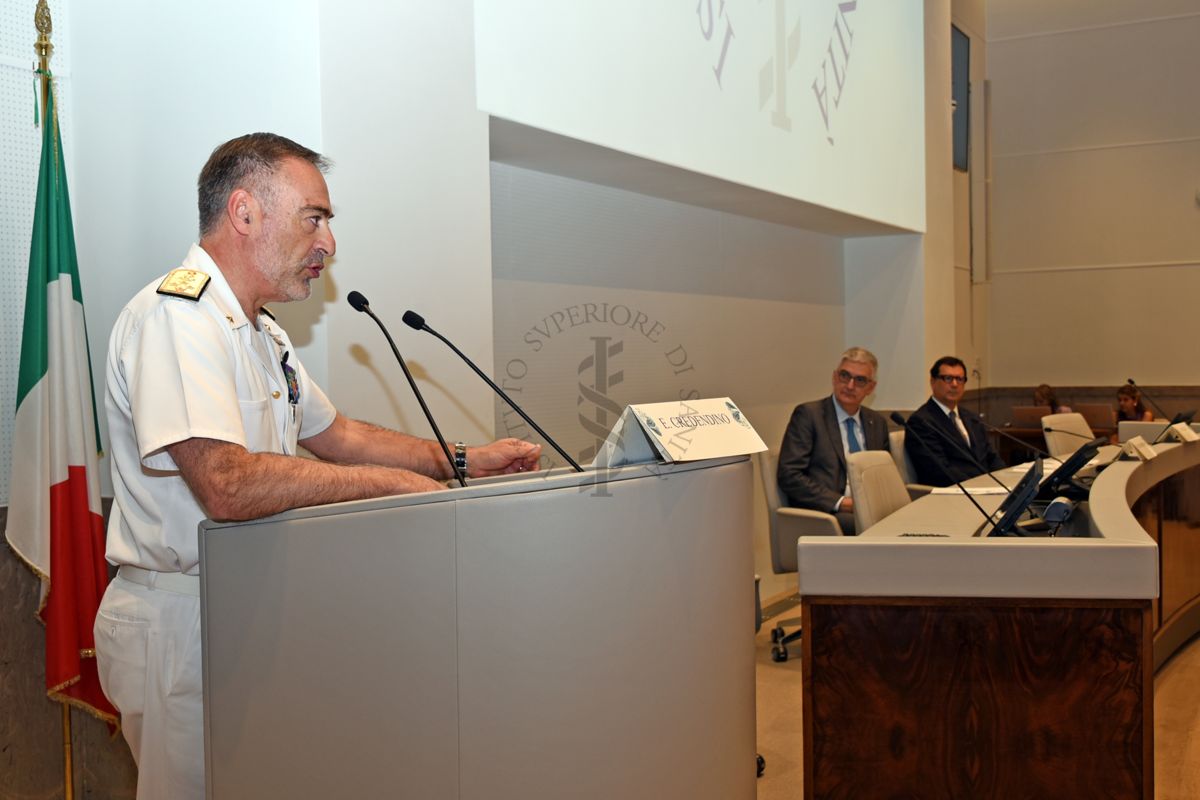 Intervento dell'Ammiraglio e Capo di Stato Maggiore della Marina Militare Italiana Enrico Credendino. In secondo piano Il Prof. Silvio Brusaferro (a sinistra) e il Dott. Andrea Piccioli (a destra)