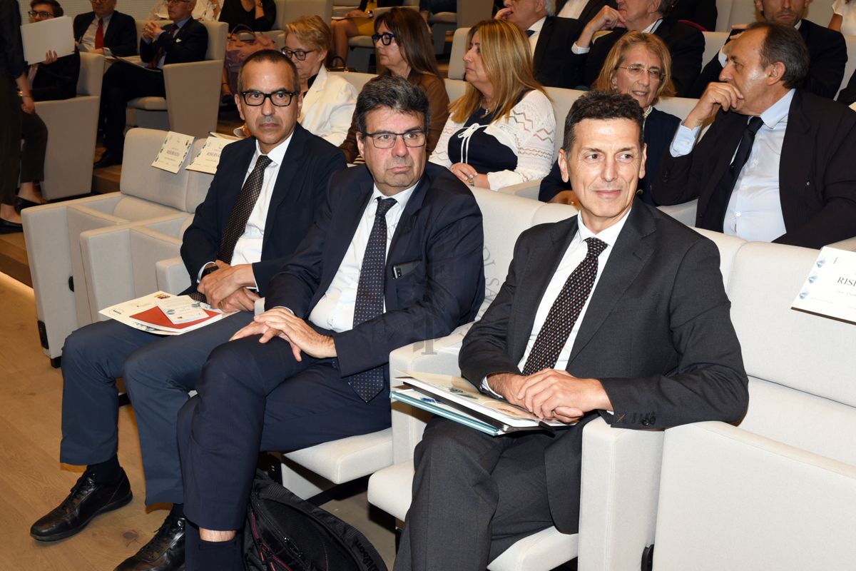 In prima fila da sinistra Marco Martuzzi, Direttore del Dipartimento Ambiente e Salute dell'ISS (a sn), s. n. (al centro) e Luca Lucentini, Direttore del Reparto di Igiene delle Acque Interne del Dipartimento Ambiente e Salute dell'ISS (a ds). In seconda fila (seconda da destra) la Dott.ssa Rosa Martoccia.