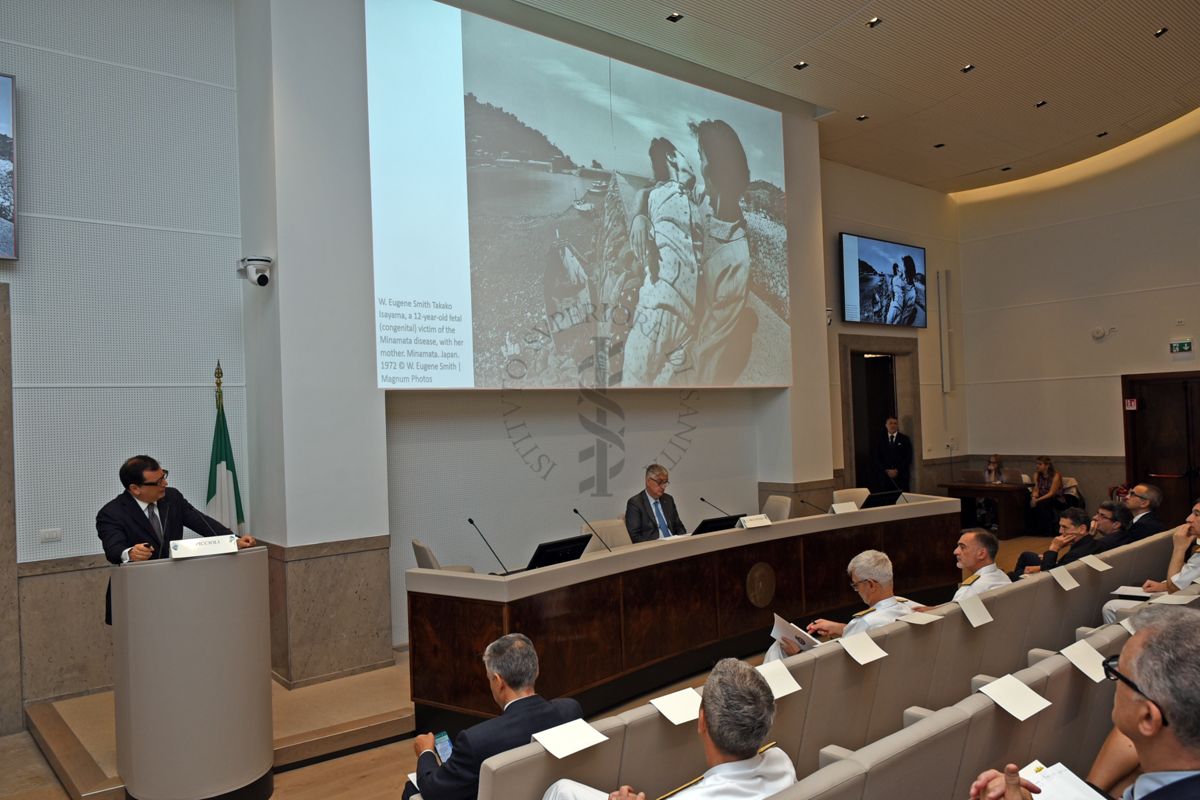 Intervento del Dott. Andrea Piccioli, Direttore Generale dell'ISS che mostra una foto riguardante la malattia di Minamata