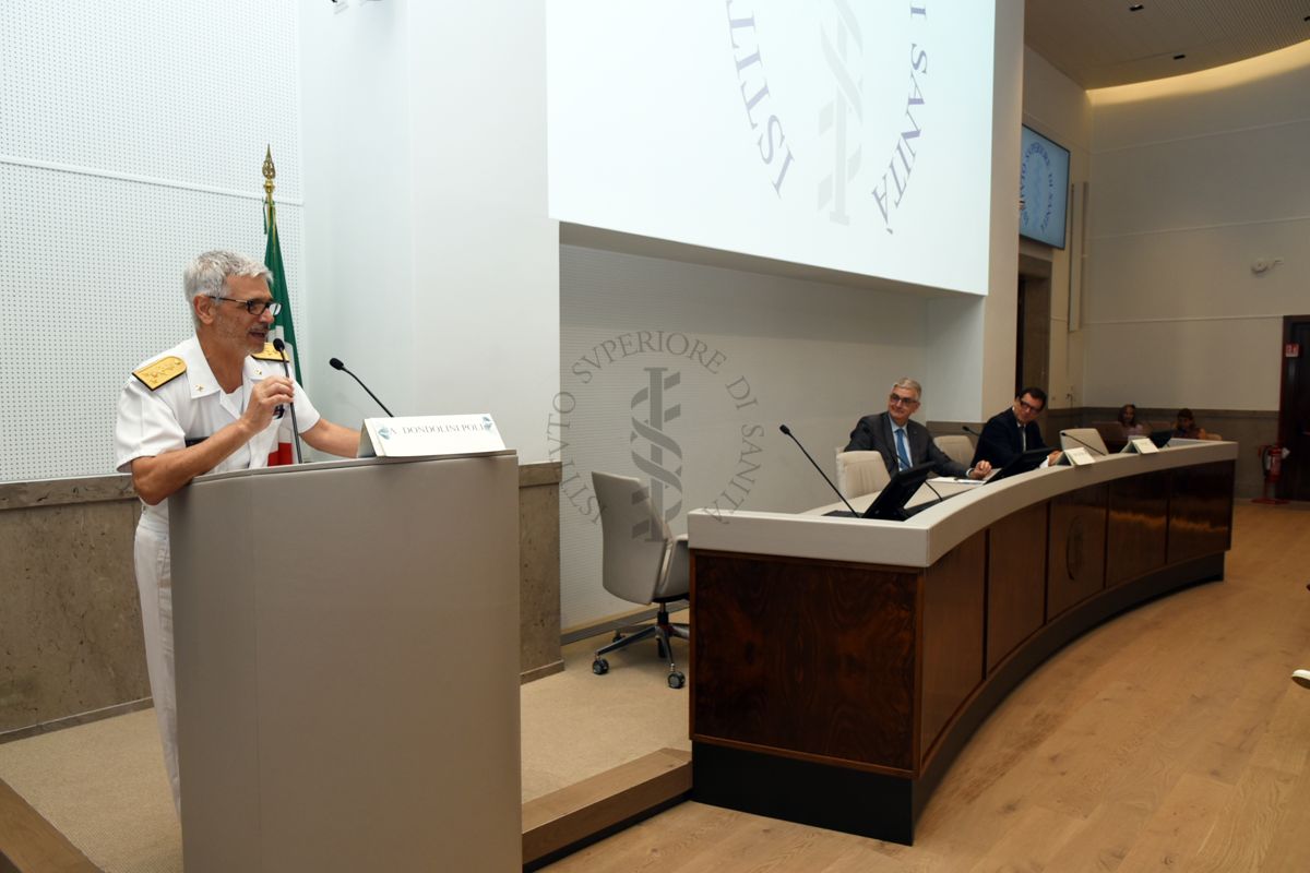 Il Prof. Silvio Brusaferro (secondo da sinistra) e il Dott. Andrea Piccioli (terzo da sinistra) ascoltano l'intervento del Dott. Antonio Dondolini Poli, Ammiraglio e Medico della Marina Militare Italiana