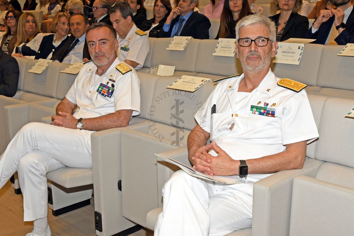 In prima fila l'Ammiraglio e Capo di Stato Maggiore della Marina Militare Italiana Enrico Credendino (a sinistra) e il Dott. Antonio Dondolini Poli, Ammiraglio e Medico della Marina Militare Italiana