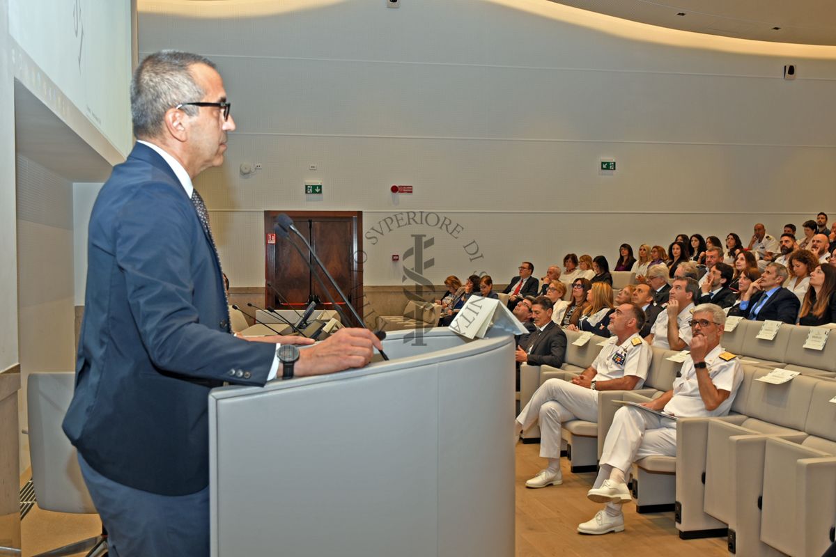 Intervento del Dott. Marco Martuzzi, Direttore del Dipartimento Ambiente e Salute dell'ISS. In prima fila Luca Lucentini, Direttore del Reparto di Igiene delle Acque Interne del Dipartimento Ambiente e Salute dell'ISS (secondo da sinistra), l'Ammiraglio e Capo di Stato Maggiore della Marina Militare Italiana Enrico Credendino (terzo da sinistra) e il Dott. Antonio Dondolini Poli, Ammiraglio e Medico della Marina Militare Italiana (quarto da sinistra)