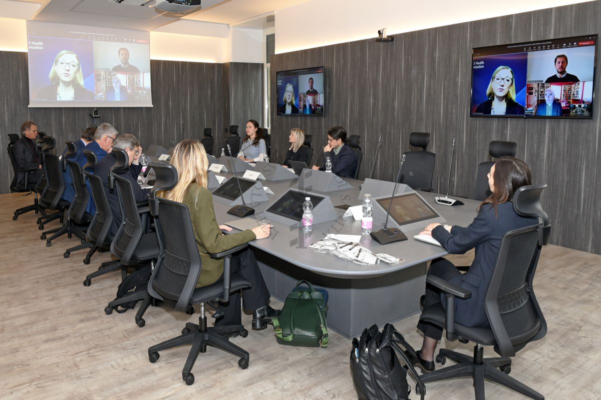 Pre-meeting with OMS (with Christine Brown) del 2 Febbraio 2023 in Istituto Superiore di Sanità. Sono visibili da sinistra a destra: R. Pireddu, Andrea Brandolini, Silvio Brusaferro, Luigi Bertinato e Marco Simonelli. Frontalmente seguono: Tahnee Ooms, Christine Brown e Yannish Naik