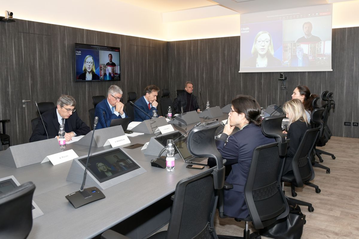 Pre-meeting with OMS (with Christine Brown) del 2 Febbraio 2023 in Istituto Superiore di Sanità. Sono visibili da sinistra a destra: Andrea Brandolini, Silvio Brusaferro, Luigi Bertinato e Marco Simonelli. Di spalle seguono: Tahnee Ooms, Christine Brown e Yannish Naik