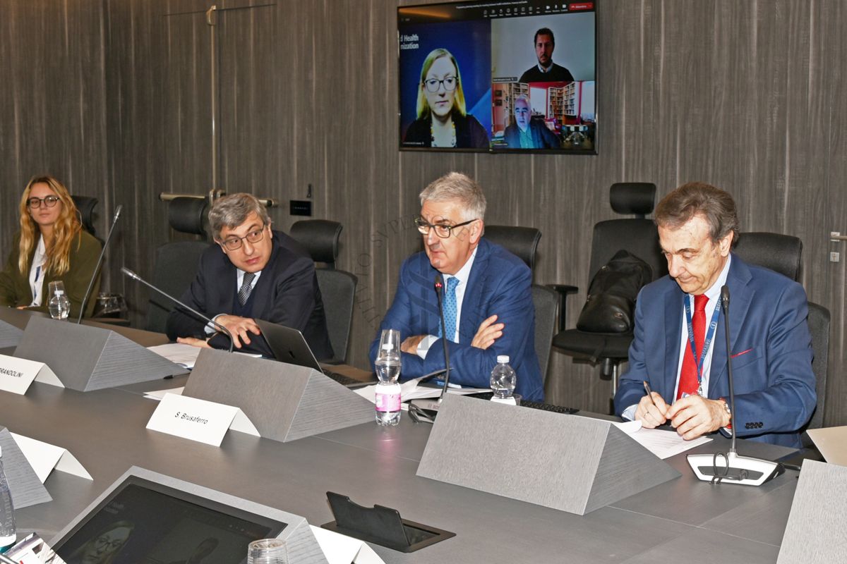 Pre-meeting with OMS (with Christine Brown) del 2 Febbraio 2023 in Istituto Superiore di Sanità. Sono visibili da sinistra a destra: Andrea Brandolini, Silvio Brusaferro e Luigi Bertinato