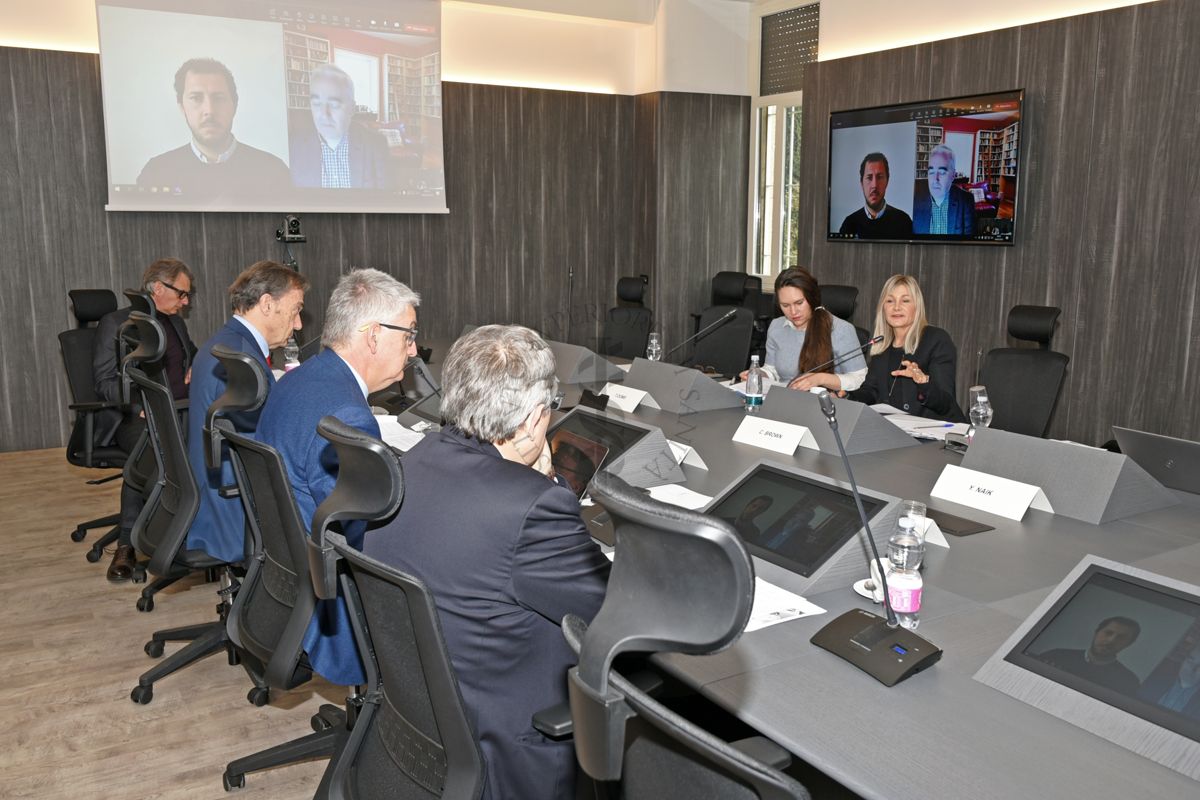 Pre-meeting with OMS (with Christine Brown) del 2 Febbraio 2023 in Istituto Superiore di Sanità. Sono visibili da sinistra a destra: Andrea Brandolini, Silvio Brusaferro, Luigi Bertinato, Marco Simonelli, Tahnee Ooms e Christine Brown