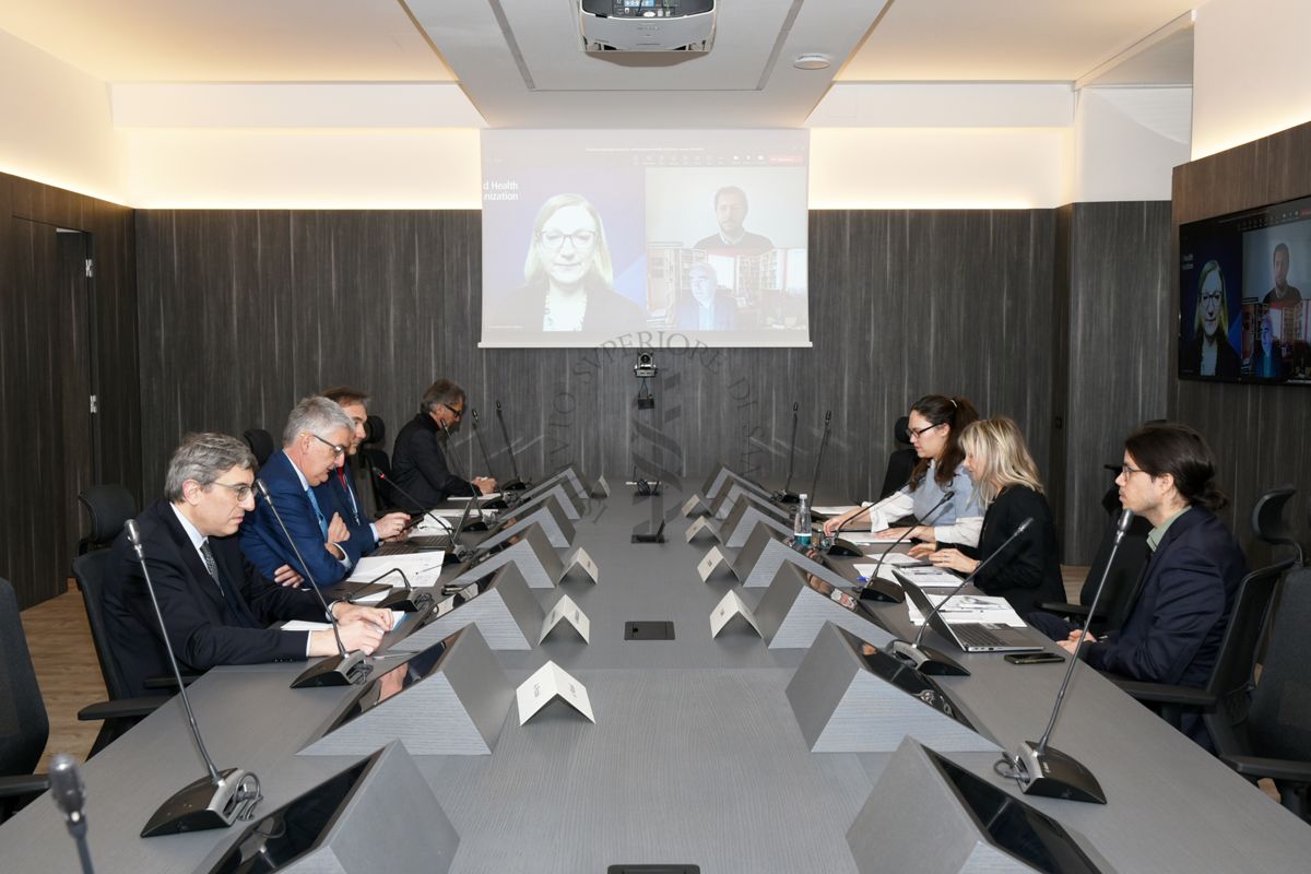 Pre-meeting with OMS (with Christine Brown) del 2 Febbraio 2023 in Istituto Superiore di Sanità. Sono visibili da sinistra a destra: Andrea Brandolini, Silvio Brusaferro, Luigi Bertinato, Marco Simonelli, Tahnee Ooms, Christine Brown e Yannish Naik