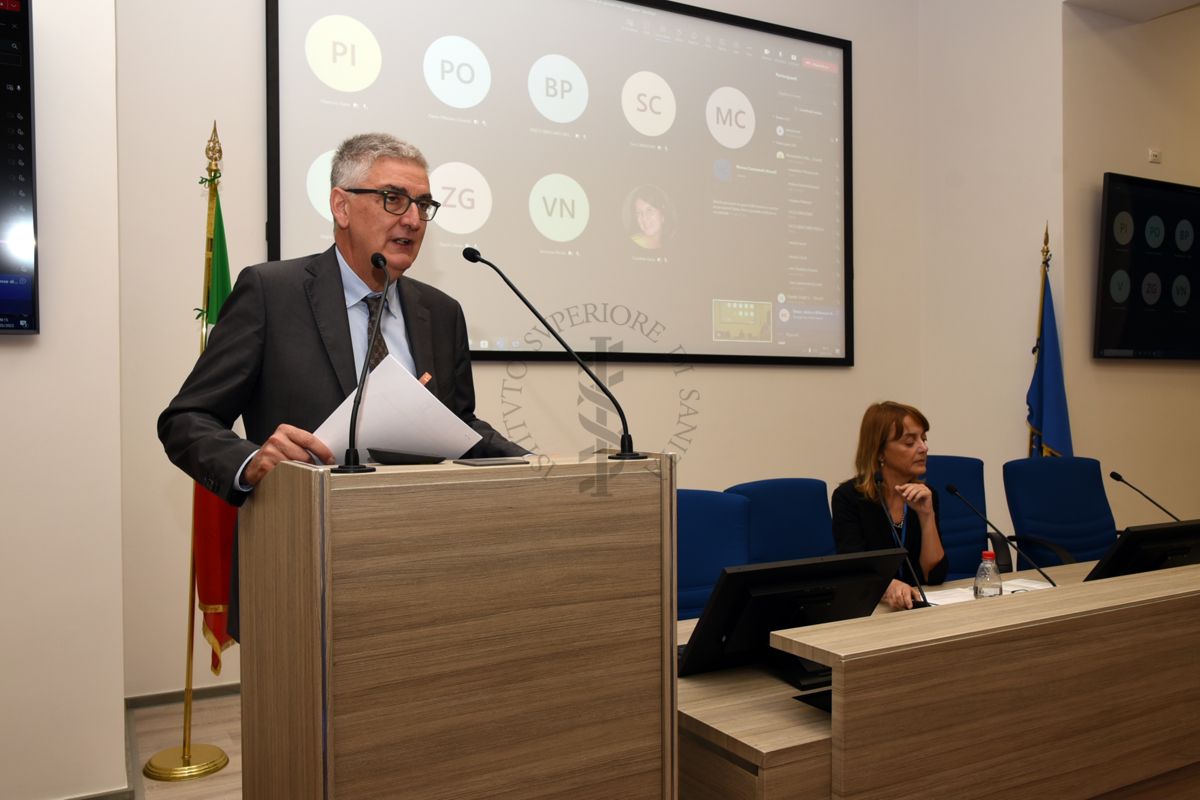 Intervento del Prof. Silvio Brusaferro, Presidente dell'ISS. A destra, in secondo piano, la Dott.ssa Elena Ortona del Centro di Riferimento per la Medicina di Genere dell'Istituto Superiore di Sanità