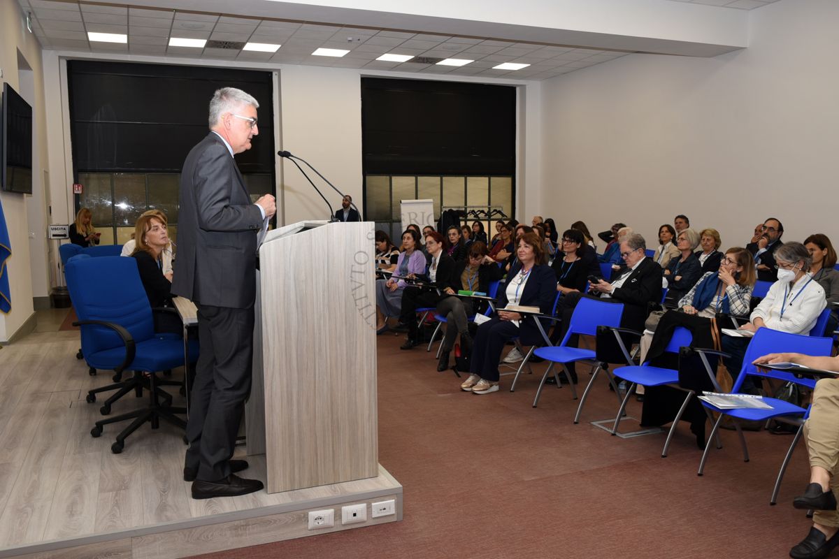 Intervento del Prof. Silvio Brusaferro, Presidente dell'ISS. In prima fila, al centro, la Dott.ssa Marina Petrini del Centro di Riferimento per la Medicina di Genere dell'Istituto Superiore di Sanità