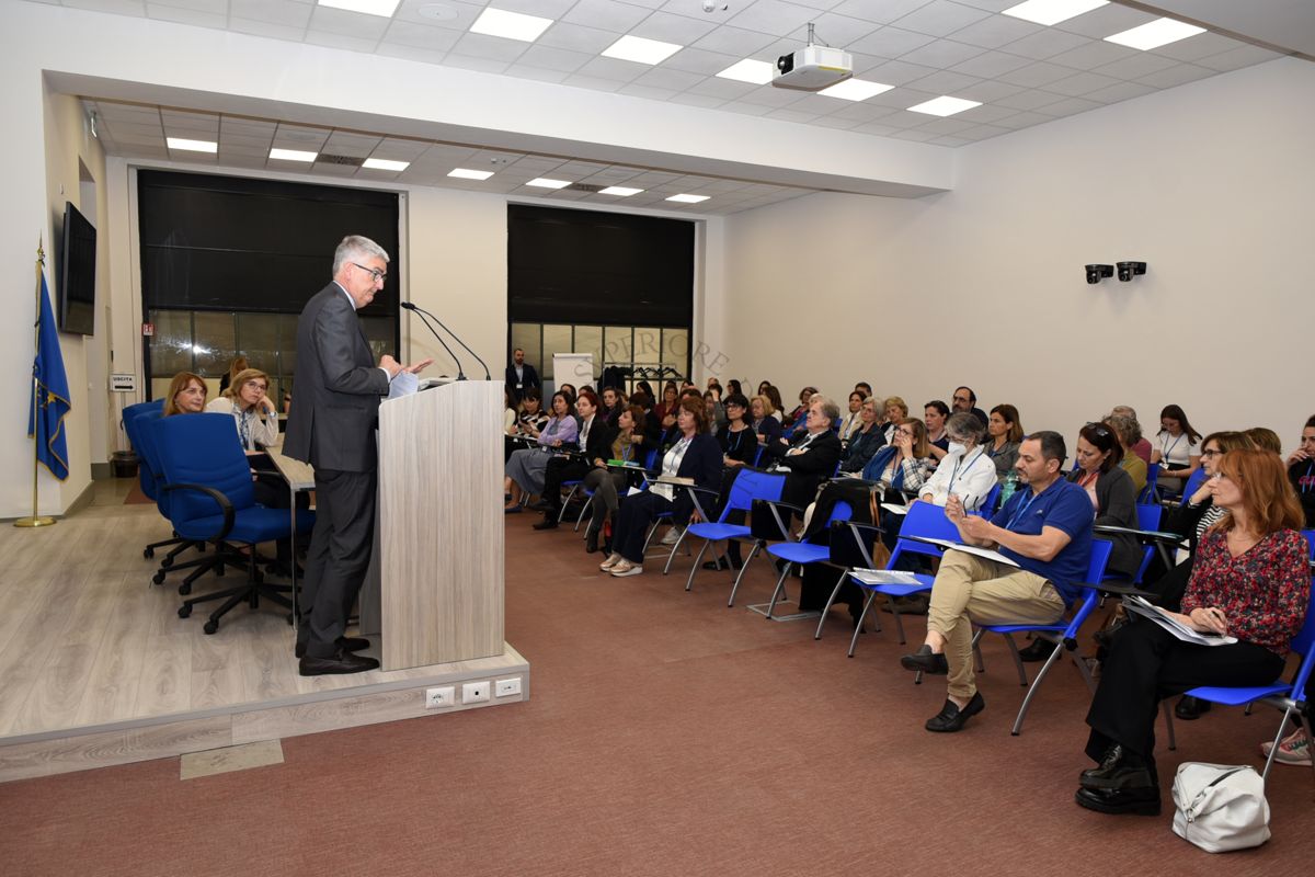 Intervento del Prof. Silvio Brusaferro, Presidente dell'ISS e panoramica sui partecipanti al convegno. Alle spalle del Prof. Silvio Brusaferro la Dott.ssa Elena Ortona del Centro di Riferimento per la Medicina di Genere dell'Istituto Superiore di Sanità (a sinistra) e la Dott.ssa Gemma Calamandrei, Direttrice del Centro di RIferimento per le Scienze Comportamentali e la Salute Mentale dell'Istituto Superiore di Sanità (a destra). In prima fila (terza da destra), la Dott.ssa Marina Petrini del Centro di Riferimento per la Medicina di Genere dell'Istituto Superiore di Sanità