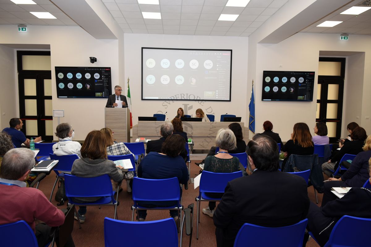 Panoramica sui partecipanti al Convegno durante l'intervento del Prof. Silvio Brusaferro, Presidente dell'ISS (in fondo, a sinistra). Al centro (in fondo) la Dott.ssa Elena Ortona del Centro di Riferimento per la Medicina di Genere dell'Istituto Superiore di Sanità e a destra (in fondo) la Dott.ssa Gemma Calamandrei, Direttrice del Centro di RIferimento per le Scienze Comportamentali e la Salute Mentale dell'Istituto Superiore di Sanità