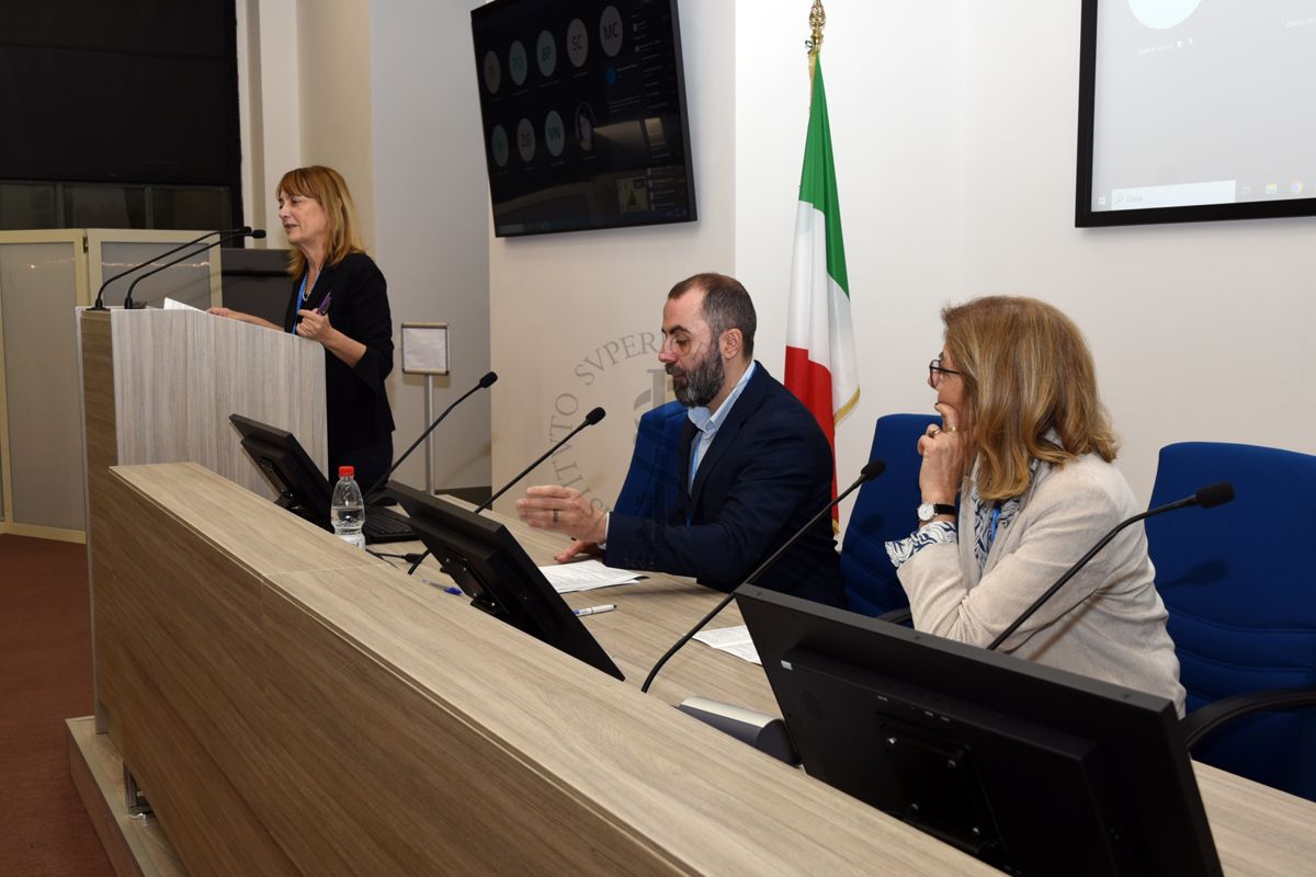 Intervento della Dott.ssa Elena Ortona del Centro di Riferimento per la Medicina di Genere dell'Istituto Superiore di Sanità (a sinistra). Al centro il Dott. Matteo Marconi del Centro di Riferimento per la Medicina di Genere dell'Istituto Superiore di Sanità e a destra la Dott.ssa Gemma Calamandrei, Direttrice del Centro di RIferimento per le Scienze Comportamentali e la Salute Mentale dell'Istituto Superiore di Sanità