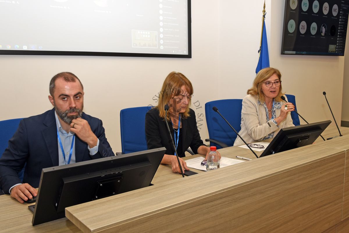 Intervento della Dott.ssa Gemma Calamandrei, Direttrice del Centro di RIferimento per le Scienze Comportamentali e la Salute Mentale dell'Istituto Superiore di Sanità (a destra). Con lei il Dott. Matteo Marconi del Centro di Riferimento per la Medicina di Genere dell'Istituto Superiore di Sanità (a sinistra) e la Dott.ssa Elena Ortona del Centro di Riferimento per la Medicina di Genere dell'Istituto Superiore di Sanità (al centro)