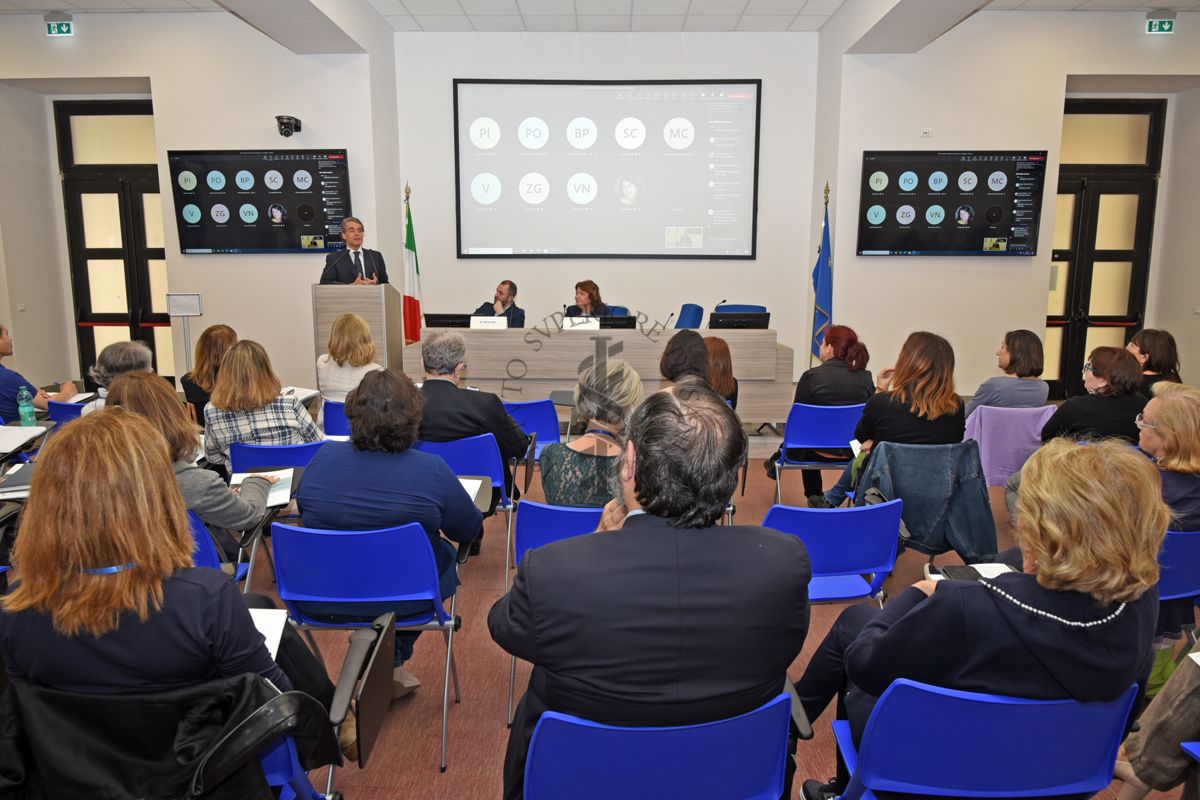 Panoramica da dietro sui partecipanti al Convegno durante l'intervento del Dott. Massimiliano Maselli, Assessore Servizi Sociali, Disabilità, Terzo Settore, Servizi alla Persona della Regione Lazio (a sinistra). Al centro il Dott. Matteo Marconi del Centro di Riferimento per la Medicina di Genere dell'Istituto Superiore di Sanità e a destra la Dott.ssa Marina Petrini del Centro di Riferimento per la Medicina di Genere dell'Istituto Superiore di Sanità