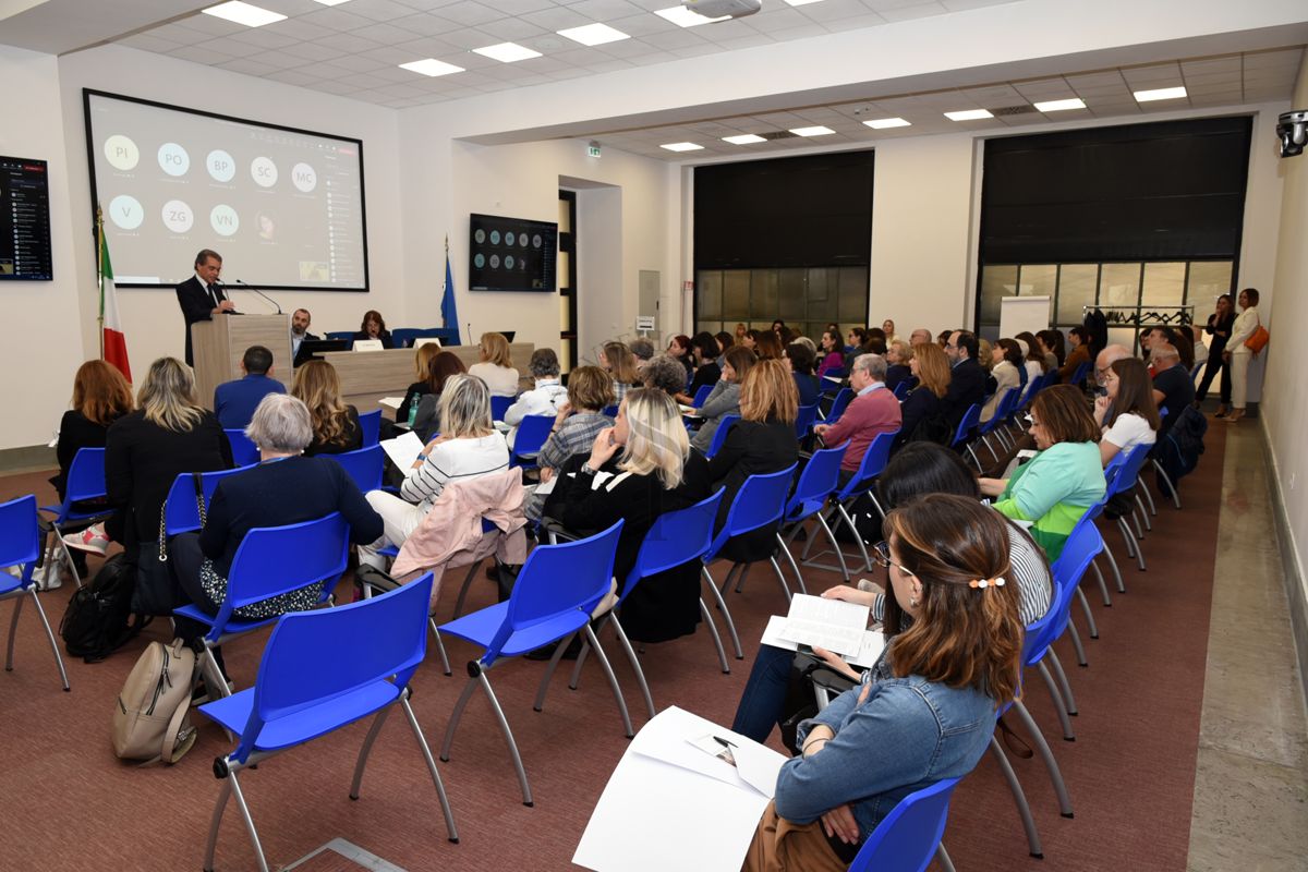 Panoramica sui partecipanti al Convegno durante l'intervento del Dott. Massimiliano Maselli, Assessore Servizi Sociali, Disabilità, Terzo Settore, Servizi alla Persona della Regione Lazio (a sinistra). Al centro il Dott. Matteo Marconi del Centro di Riferimento per la Medicina di Genere dell'Istituto Superiore di Sanità e a destra la Dott.ssa Marina Petrini del Centro di Riferimento per la Medicina di Genere dell'Istituto Superiore di Sanità