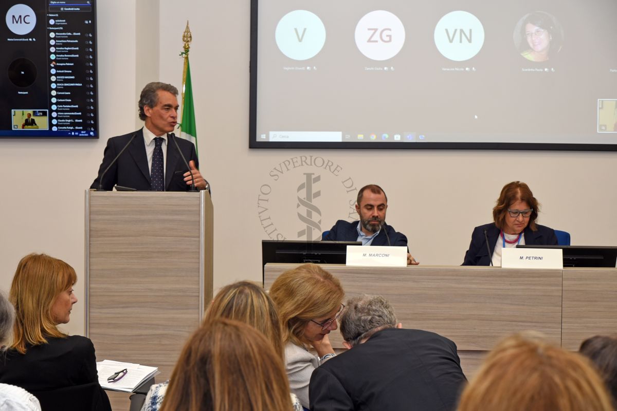 Intervento del Dott. Massimiliano Maselli, Assessore Servizi Sociali, Disabilità, Terzo Settore, Servizi alla Persona della Regione Lazio (a sinistra). Al centro il Dott. Matteo Marconi del Centro di Riferimento per la Medicina di Genere dell'Istituto Superiore di Sanità e a destra la Dott.ssa Marina Petrini del Centro di Riferimento per la Medicina di Genere dell'Istituto Superiore di Sanità