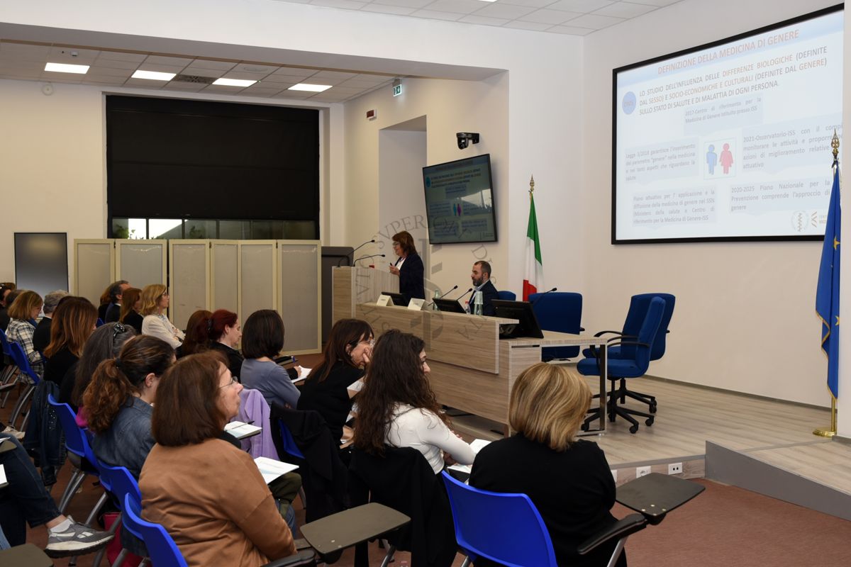 Panoramica sui partecipanti al Convegno durante l'intervento della Dott.ssa Marina Petrini del Centro di Riferimento per la Medicina di Genere dell'Istituto Superiore di Sanità. Accanto a lei, il Dott. Matteo Marconi del Centro di Riferimento per la Medicina di Genere dell'Istituto Superiore di Sanità