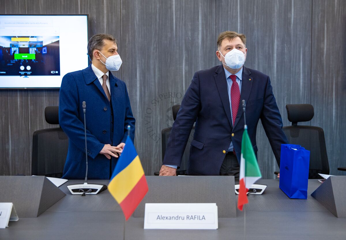 Sala Crisi Multimediale dell'ISS; da sinistra: George Gabriel Bologan (Ambasciatore di Romania) e Axandru Rafila (Ministro della Sanità di Romania)