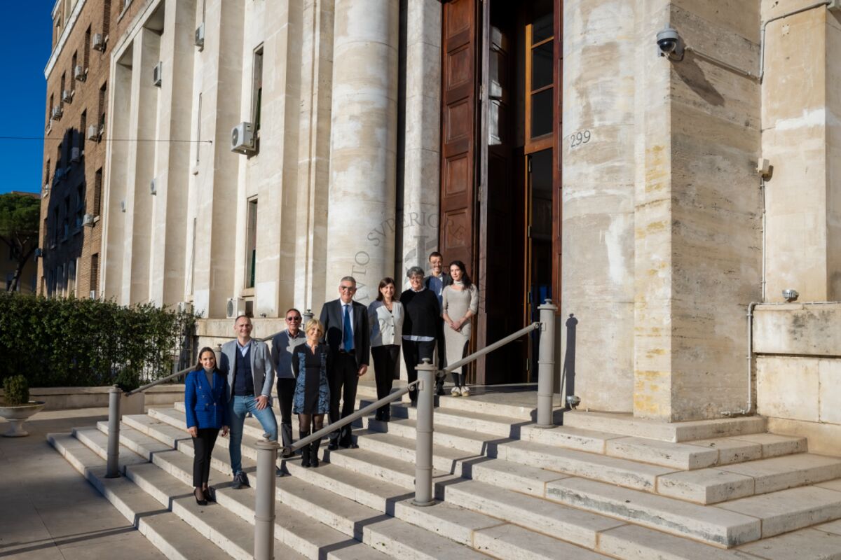 Il Presidente dell'ISS Silvio Brusaferro (quinto da sinistra) con il personale della Presidenza sulle scale dell'ingresso principale dell'ISS in Viale Regina Elena
