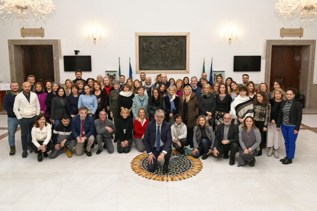 Il Presidente dell'ISS Silvio Brusaferro (in primo piano, al centro) con tutto il personale degli uffici della Presidenza