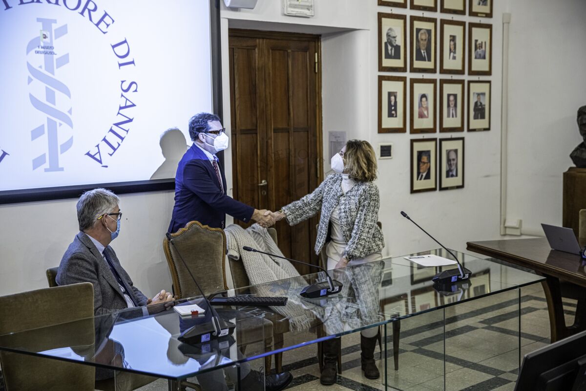 Andrea Piccioli saluta Antonella Cavallari, seduto a sinistra Silvio Brusaferro