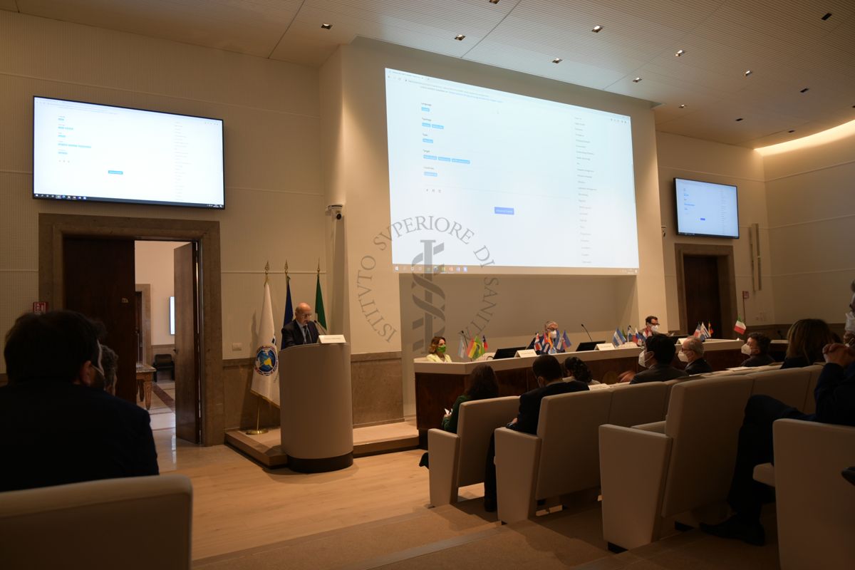 Gaetano Privitera (durante il suo intervento), Antonella Cavallari, Silvio Brusaferro e Andrea Piccioli nell'Auditorium Pocchiari dell'Istituto
