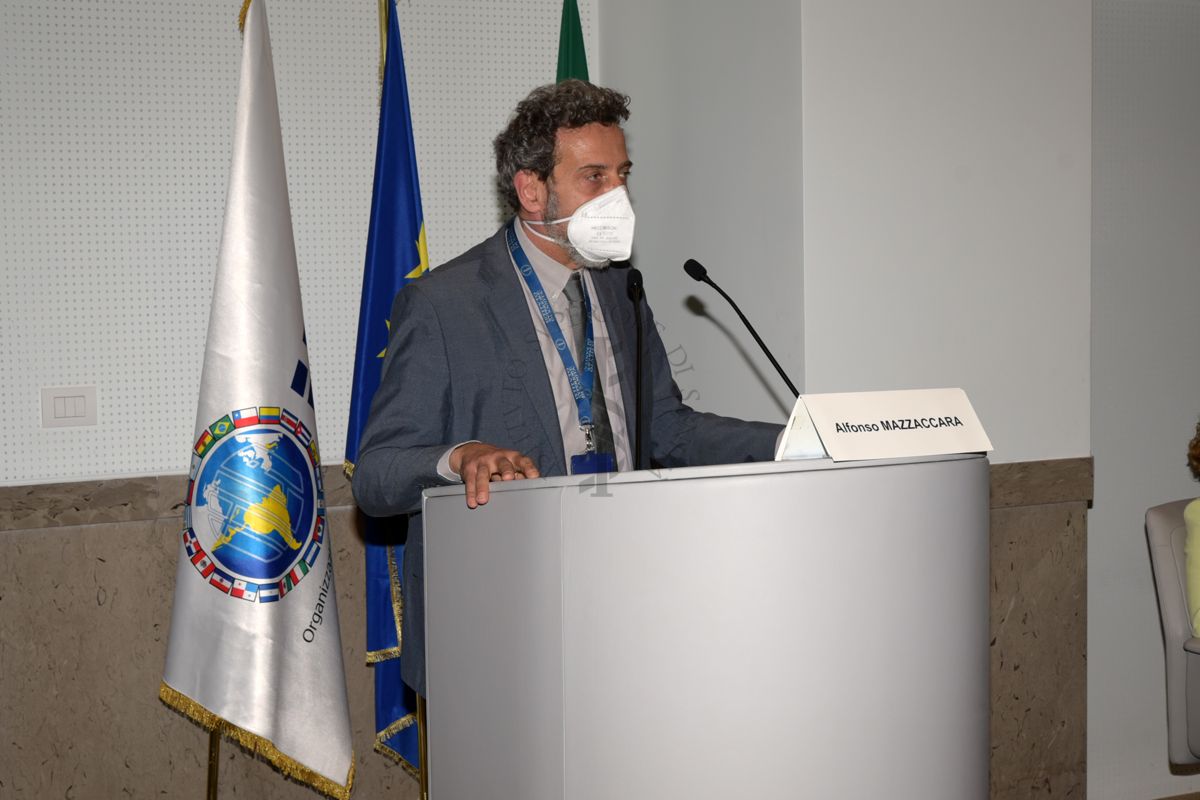 Il Dott. Alfonso Mazzaccara interviene nell'Auditorium Pocchiari dell'Istituto