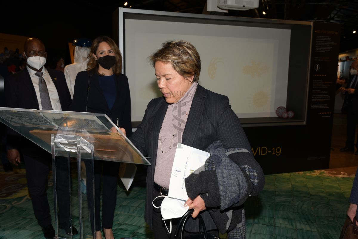 Museo dell'Istituto: una rappresentante dell'IILA mentre firma il registro delle visite