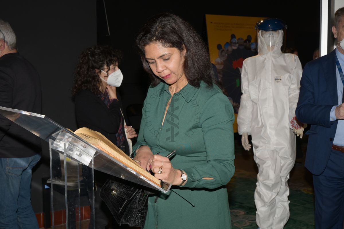 Museo dell'Istituto: una rappresentante dell'IILA mentre firma il registro delle visite
