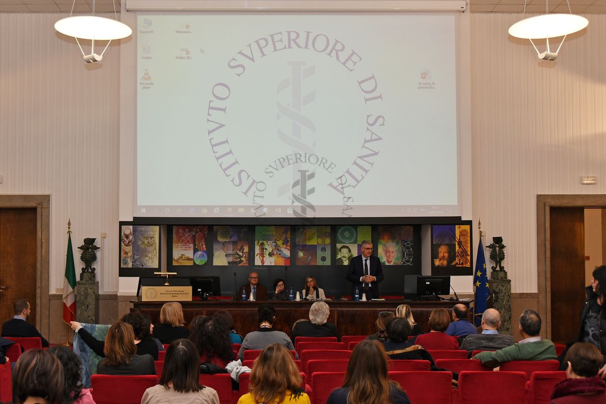 Panoramica sui partecipanti al Convegno durante l'intervento del Prof. Silvio Brusaferro, Presidente dell'Istituto Superiore di Sanità. Accanto a lui, da sinistra a destra, il Dott. Franco Toni, Direttore della Biblioteca dell'Istituto Superiore di Sanità, la Dott.ssa Elisabetta Poltronieri del Servizio Comunicazione Scientifica dell'Istituto Superiore di Sanità e la Dott.ssa Paola De Castro, Responsabile del Servizio Comunicazione Scientifica dell'Istituto Superiore di Sanità