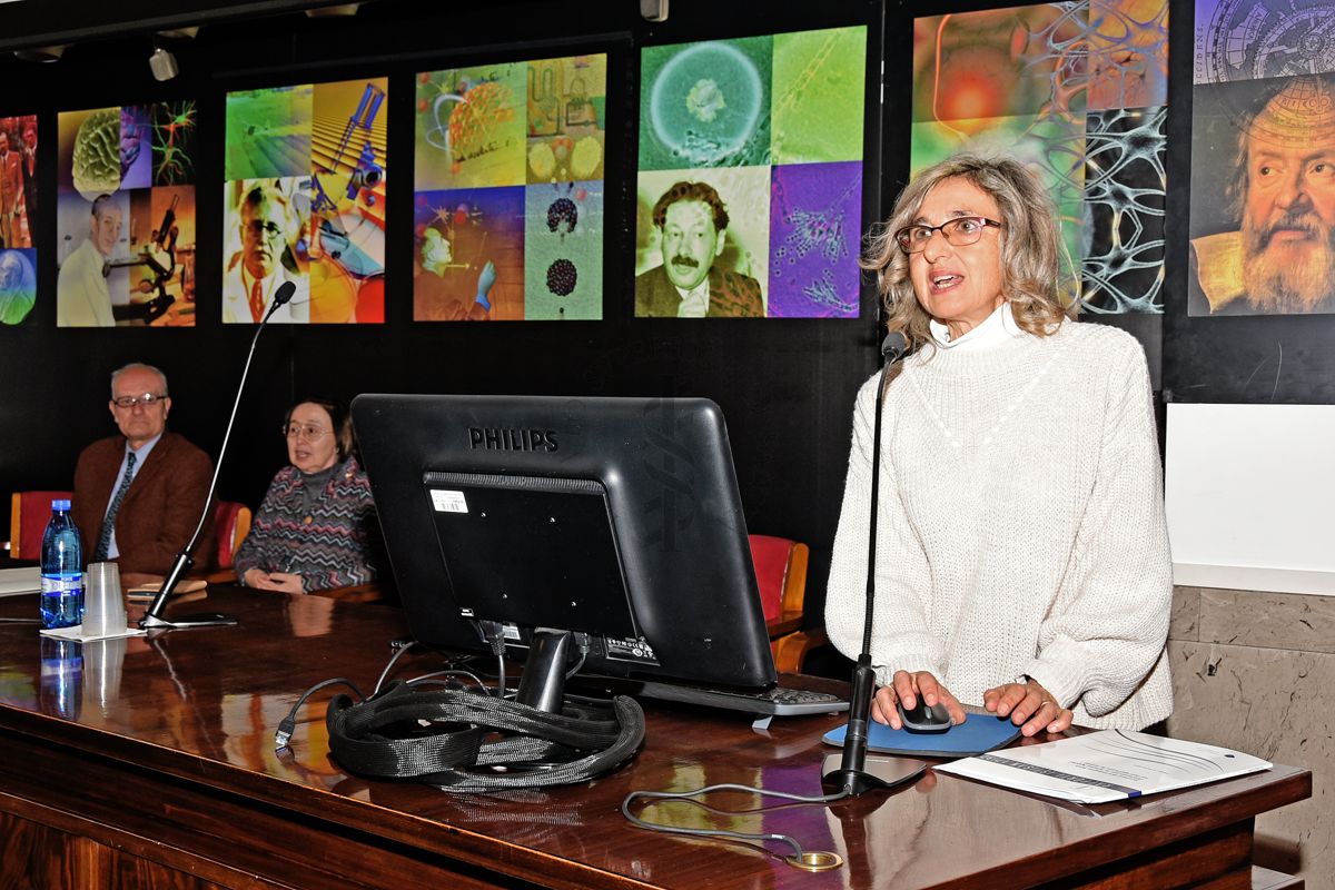 Intervento della Dott.ssa Paola De Castro, Responsabile del Servizio Comunicazione Scientifica dell'Istituto Superiore di Sanità. Con lei il Dott. Franco Toni, Direttore della Biblioteca dell'Istituto Superiore di Sanità (primo da sinistra) e la Dott.ssa Elisabetta Poltronieri del Servizio Comunicazione Scientifica dell'Istituto Superiore di Sanità (seconda da sinistra)