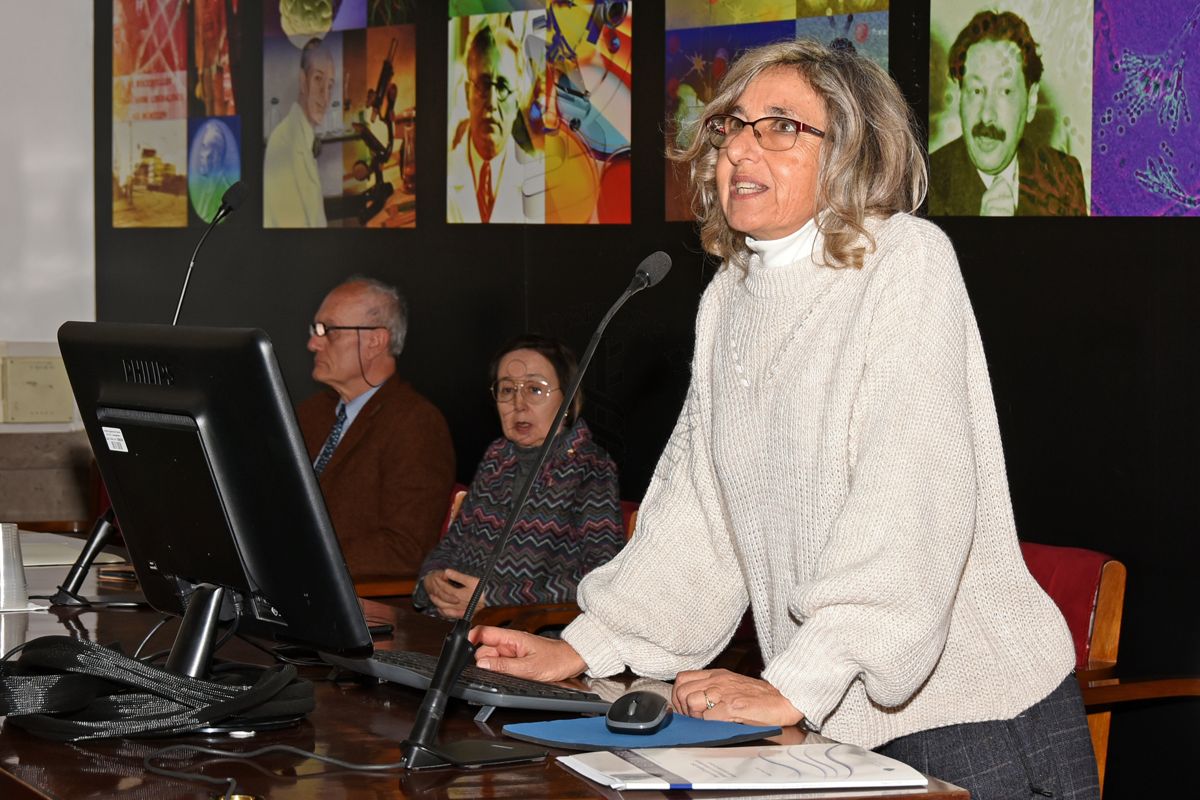 Intervento della Dott.ssa Paola De Castro, Responsabile del Servizio Comunicazione Scientifica dell'Istituto Superiore di Sanità. In secondo piano il Dott. Franco Toni, Direttore della Biblioteca dell'Istituto Superiore di Sanità (primo da sinistra) e la Dott.ssa Elisabetta Poltronieri del Servizio Comunicazione Scientifica dell'Istituto Superiore di Sanità (seconda da sinistra)