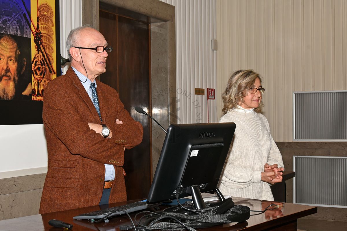 Intervento del Dott. Franco Toni, Direttore della Biblioteca dell'Istituto Superiore di Sanità. A destra la Dott.ssa Paola De Castro, Responsabile del Servizio Comunicazione Scientifica dell'Istituto Superiore di Sanità.