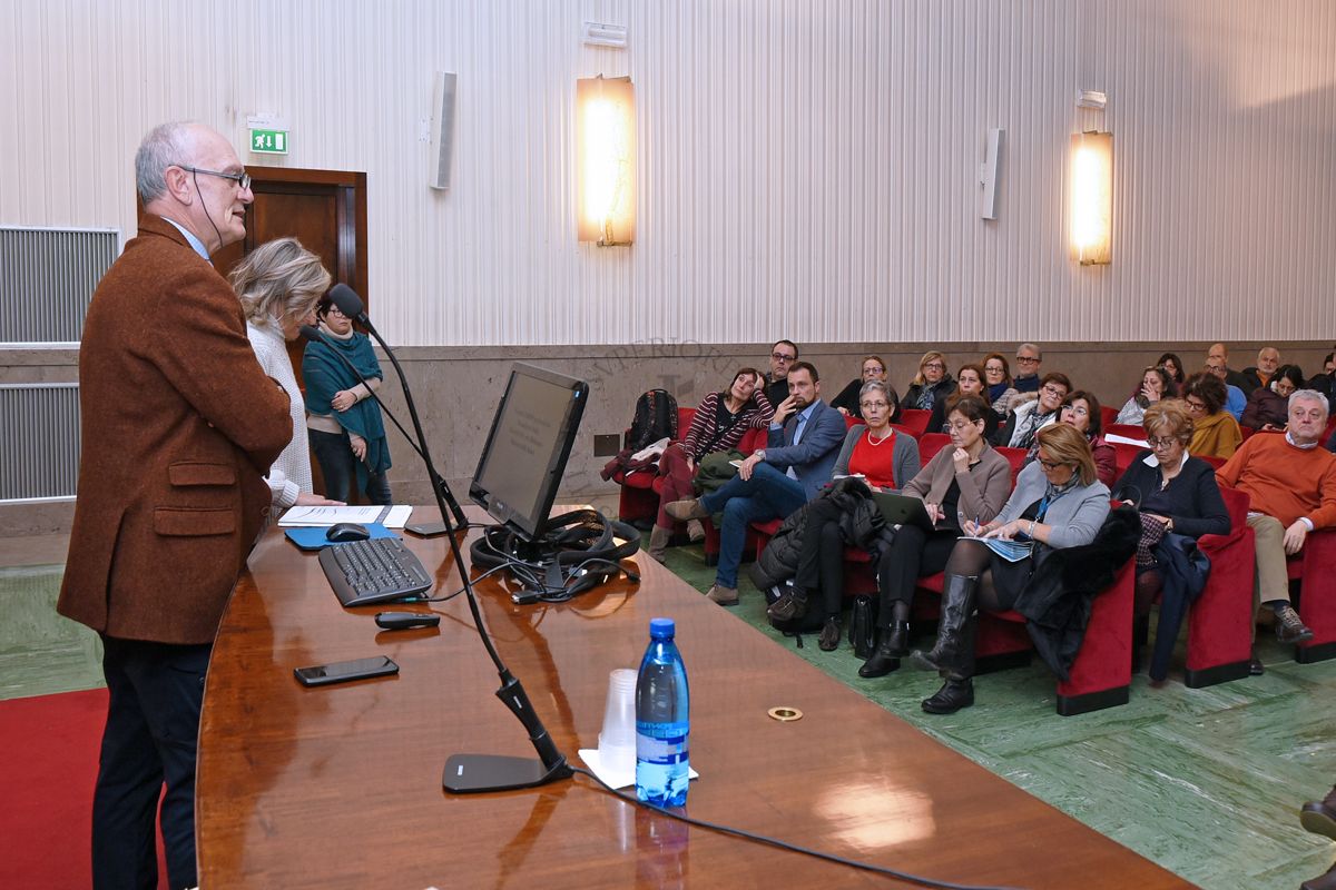 Intervento del Dott. Franco Toni, Direttore della Biblioteca dell'Istituto Superiore di Sanità. Al suo fianco la Dott.ssa Paola De Castro, Responsabile del Servizio Comunicazione Scientifica dell'Istituto Superiore di Sanità.