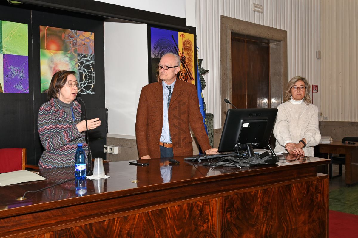 La Dott.ssa Elisabetta Potronieri del Servizio Comunicazione Scientifica dell'Istituto Superiore di Sanità (a sinistra) risponde alle domande di alcuni partecipanti al Convegno. Con lei il Dott. Franco Toni, Direttore della Biblioteca dell'Istituto Superiore di Sanità (al centro) e la Dott.ssa Paola De Castro, Responsabile del Servizio Comunicazione Scientifica dell'Istituto Superiore di Sanità (a destra)