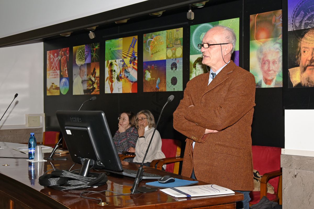 Intervento del Dott. Franco Toni, Direttore della Biblioteca dell'Istituto Superiore di Sanità (a destra). Con lui la Dott.ssa Elisabetta Potronieri del Servizio Comunicazione Scientifica dell'Istituto Superiore di Sanità (a sinistra) e la Dott.ssa Paola De Castro, Responsabile del Servizio Comunicazione Scientifica dell'Istituto Superiore di Sanità (al centro)