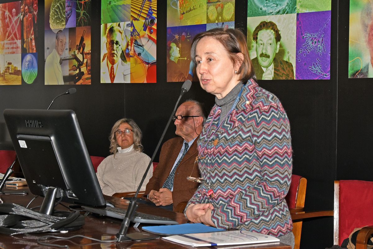 Intervento della Dott.ssa Elisabetta Poltronieri del Servizio Comunicazione Scientifica dell'Istituto Superiore di Sanità (a destra). Alle sue spalle la Dott.ssa Paola De Castro, Responsabile del Servizio Comunicazione Scientifica dell'Istituto Superiore di Sanità (a sinistra) e il Dott. Franco Toni, Direttore della Biblioteca dell'Istituto Superiore di Sanità (al centro)