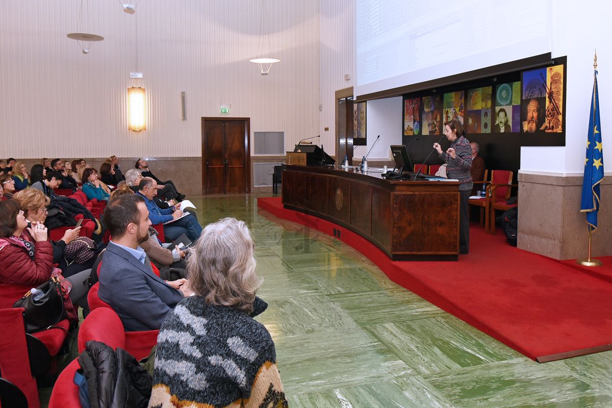 Intervento della Dott.ssa Elisabetta Poltronieri del Servizio Comunicazione Scientifica dell'Istituto Superiore di Sanità. Alle sue spalle la Dott.ssa Paola De Castro, Responsabile del Servizio Comunicazione Scientifica dell'Istituto Superiore di Sanità