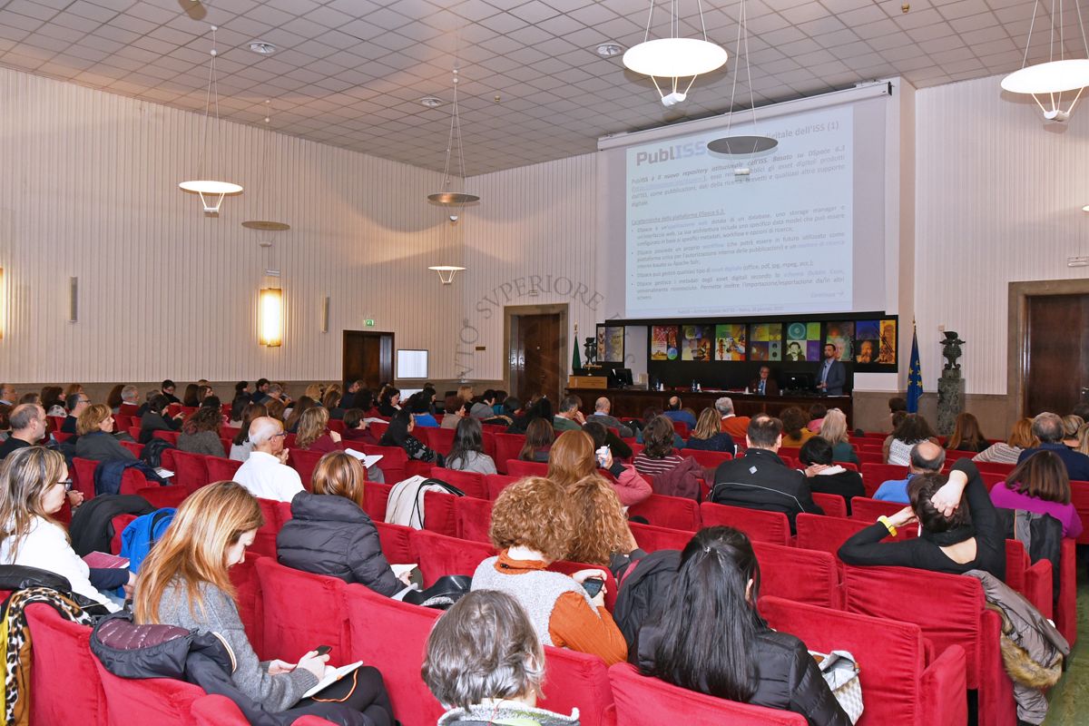 Panoramica sui partecipanti al Convegno durante l'intervento del Dott. Filippo Santoro del Servizio Tecnico Scientifico di Coordinamento e Supporto alla Ricerca dell'Istituto Superiore di Sanità