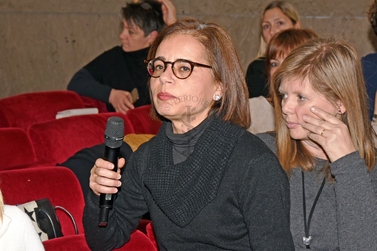 Monica Zedda della Biblioteca dell'Istituto Superiore di Sanità (a sinistra) rivolge una domanda ai relatori. A destra Ilaria Sorcini della Biblioteca dell'Istituto Superiore di Sanità