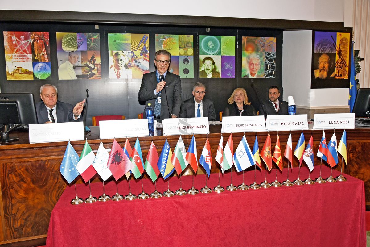 Aula Pocchiari ISS, Summit PHACEE: intervento del Dott. Luigi Bertinato; a sinistra Dott. Roberto Antonione (Sottosegretario di Stato al Ministero Affari Esteri); a destra: Prof. Silvio Brusaferro (Presidente dell'ISS); la Dott. Mira Dasic (Rappresentante PHACEE); il Dott. Luca Rosi (Capo del Servizio Relazioni Estere e Rapporti Internazionali dell'ISS)