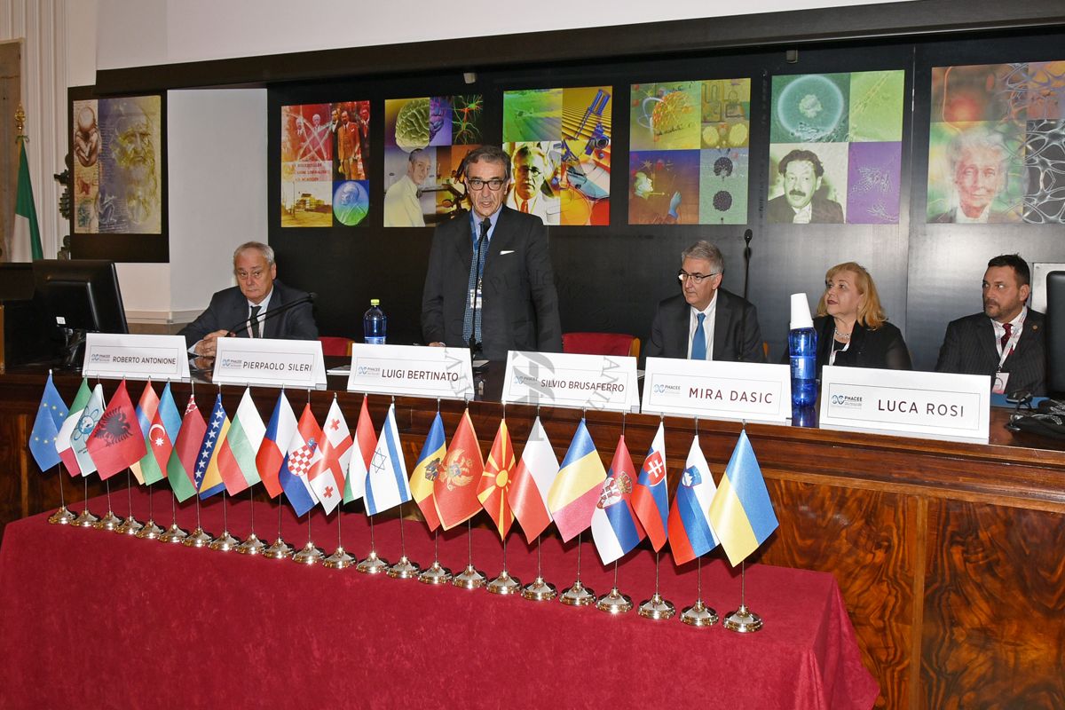 Aula Pocchiari ISS, Summit PHACEE: intervento del Dott. Luigi Bertinato; a sinistra Dott. Roberto Antonione (Sottosegretario di Stato al Ministero Affari Esteri); a destra: Prof. Silvio Brusaferro (Presidente dell'ISS); la Dott. Mira Dasic (Rappresentante PHACEE); il Dott. Luca Rosi (Capo del Servizio Relazioni Estere e Rapporti Internazionali dell'ISS)