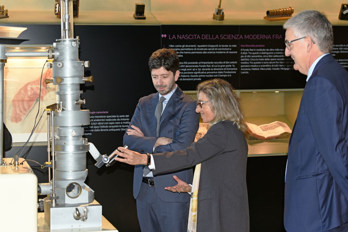 La Dott.ssa Paola De Castro, Responsabile del Servizio Comunicazione Scientifica dell'ISS (al centro) mostra al Ministro della Salute Roberto Speranza (a sinistra) il microscopio elettronico ricostruito in ISS. Con loro il Presidente dell'ISS Silvio Brusaferro (a destra)